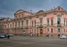 Caminhe pela Nevsky Prospekt: ​​rota da Praça Vosstaniya até a Praça do Palácio, Passage, Gostiny Dvor