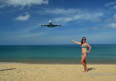 Ниско летящи самолети на Maho Beach, снимки и видеоклипове Плаж, където самолети прелитат над главите им
