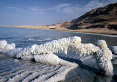 O Mar Morto está morrendo - seu nível cai mais de um metro por ano (19 fotos) A alta salinidade permite que as pessoas simplesmente relaxem na água
